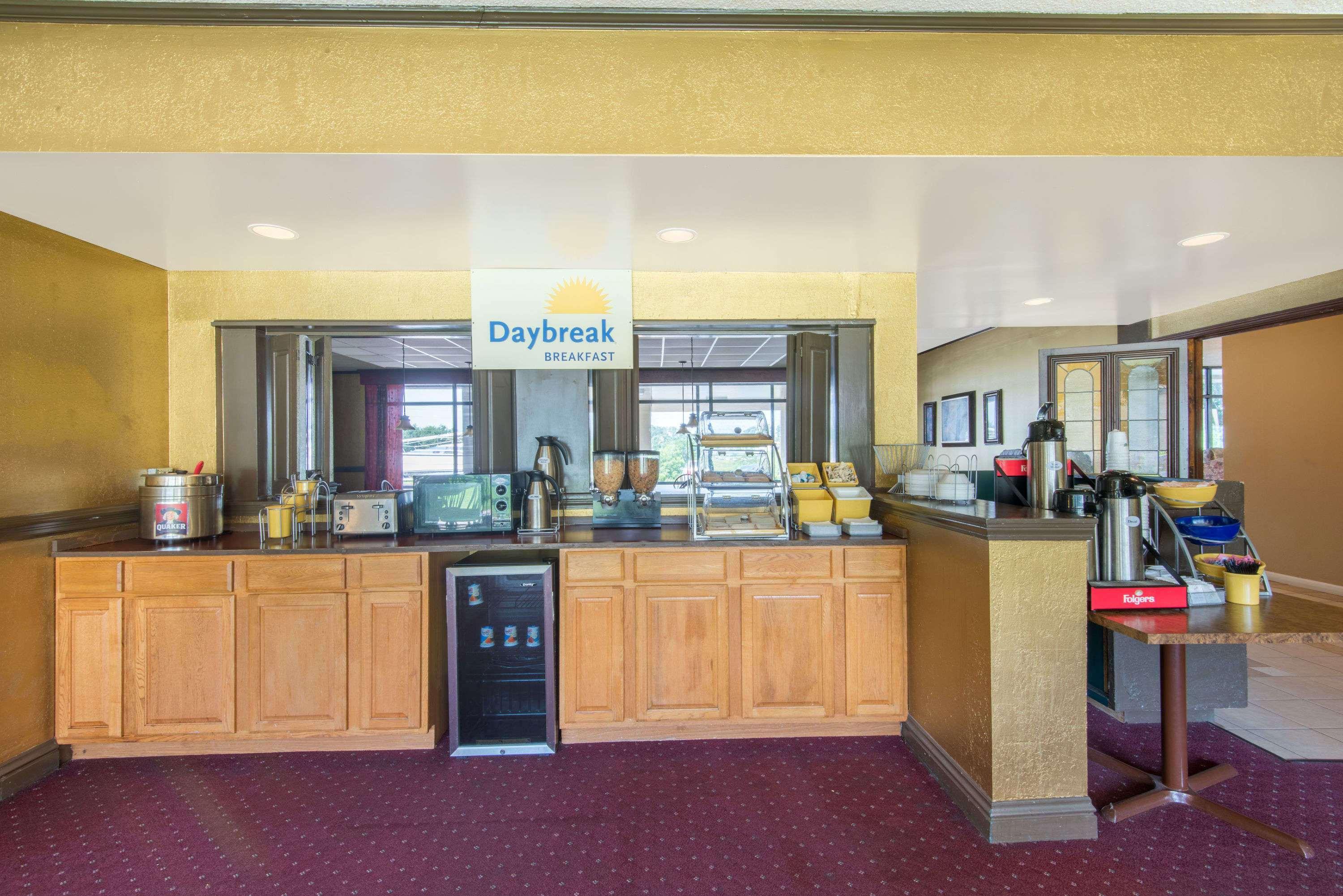 Days Inn By Wyndham Clanton Al Экстерьер фото