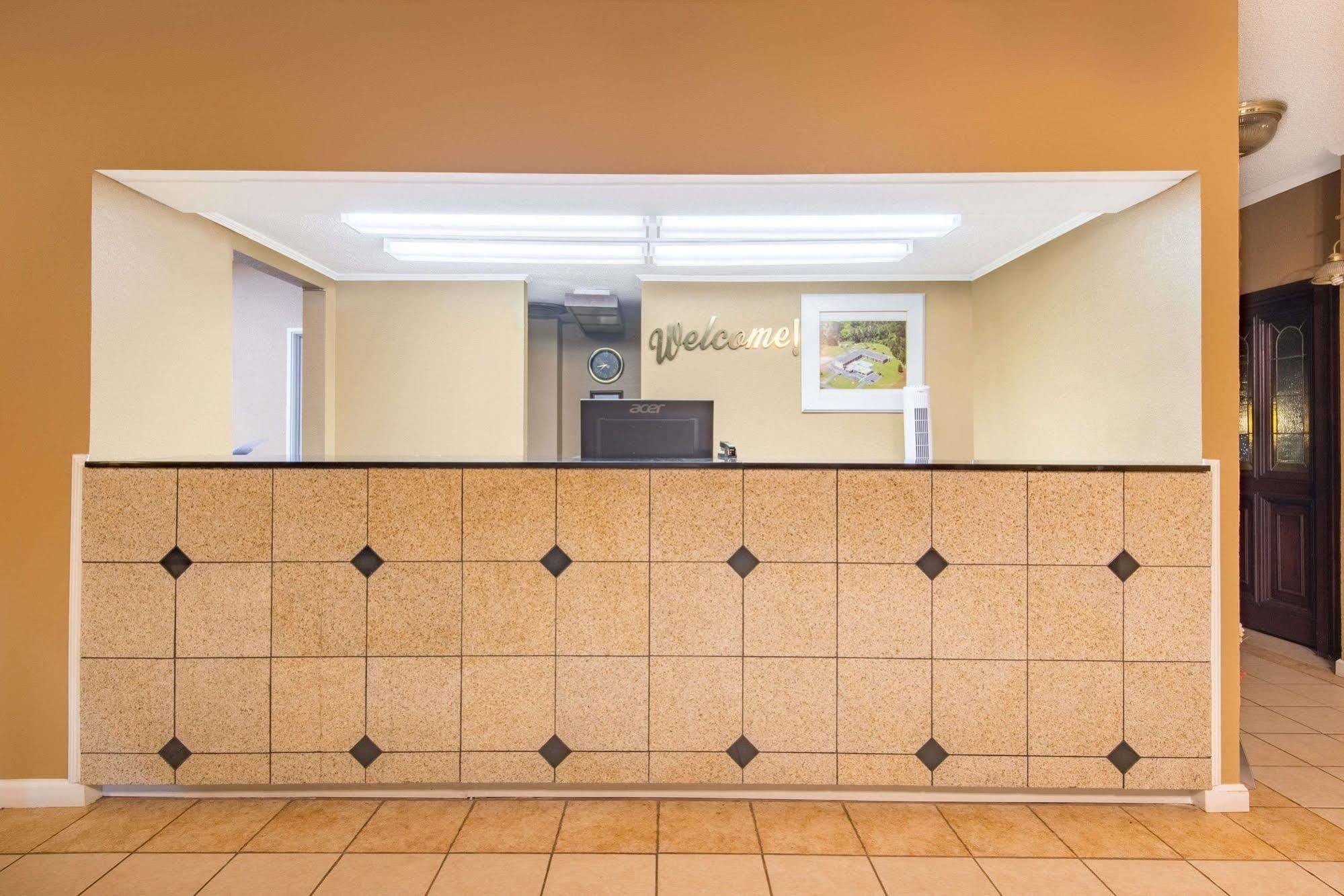 Days Inn By Wyndham Clanton Al Экстерьер фото