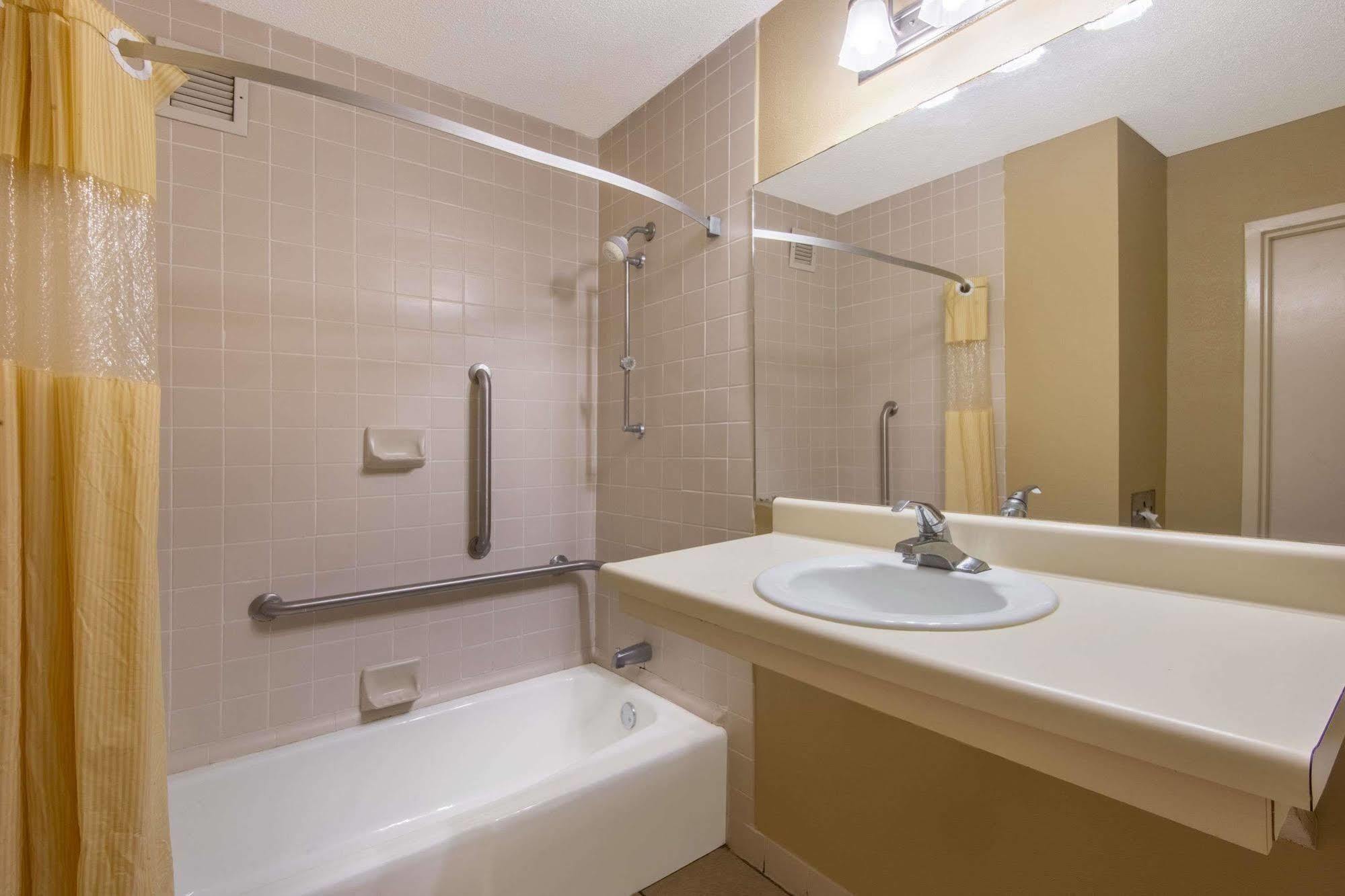 Days Inn By Wyndham Clanton Al Экстерьер фото